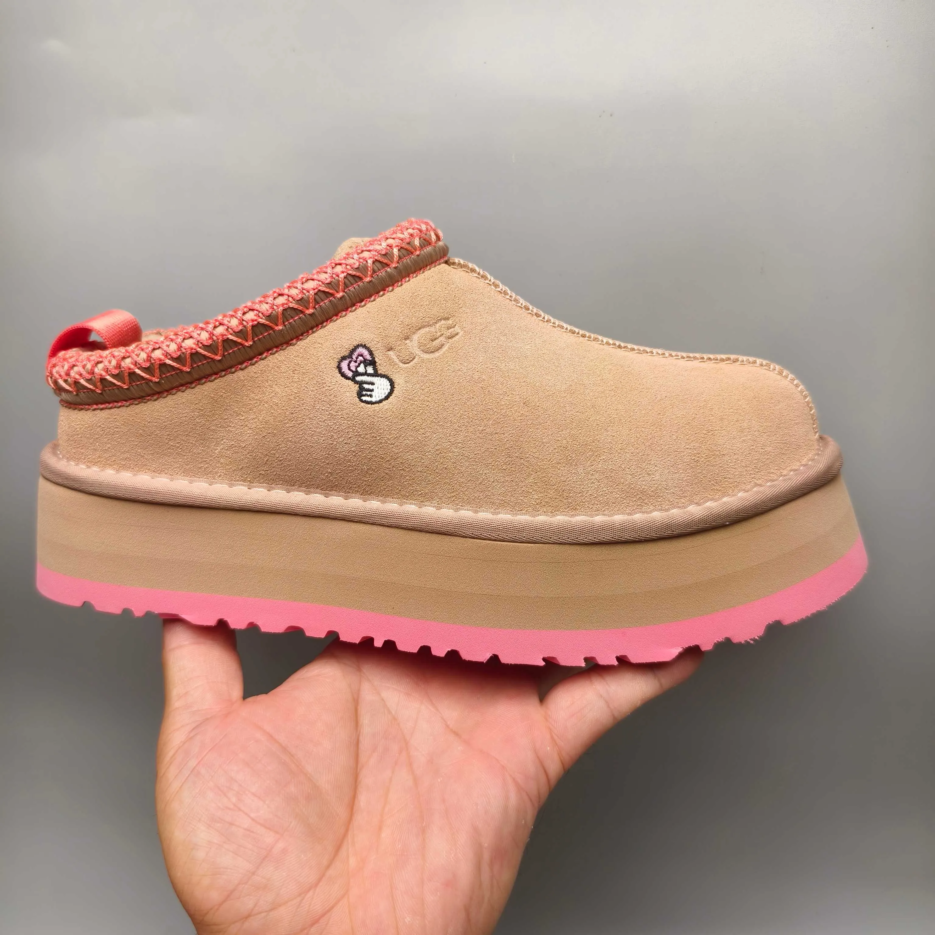 💰480 UGG sheepskin all-in-one snow boots 2130 co-branded trendy thick-soled slip-on women's snow boots🐾~ 🍭 A co-branded trendy item launched with well-known designer brands Feng Chen Wang and TELFAR. Zhou Dongyu & Wang Jiaer’s same style Fang Kete boots. The slip-on design makes it easy to put on and take off, and can be used indoors or outdoors. The exotic hemming design is eye-catching, and it is definitely worth buying~ 🍭Material: cowhide➕sheep fur Outsole: rubber (Light Wing Technology) 🍭Color: rose pink 🍭Number of yards: 35-41